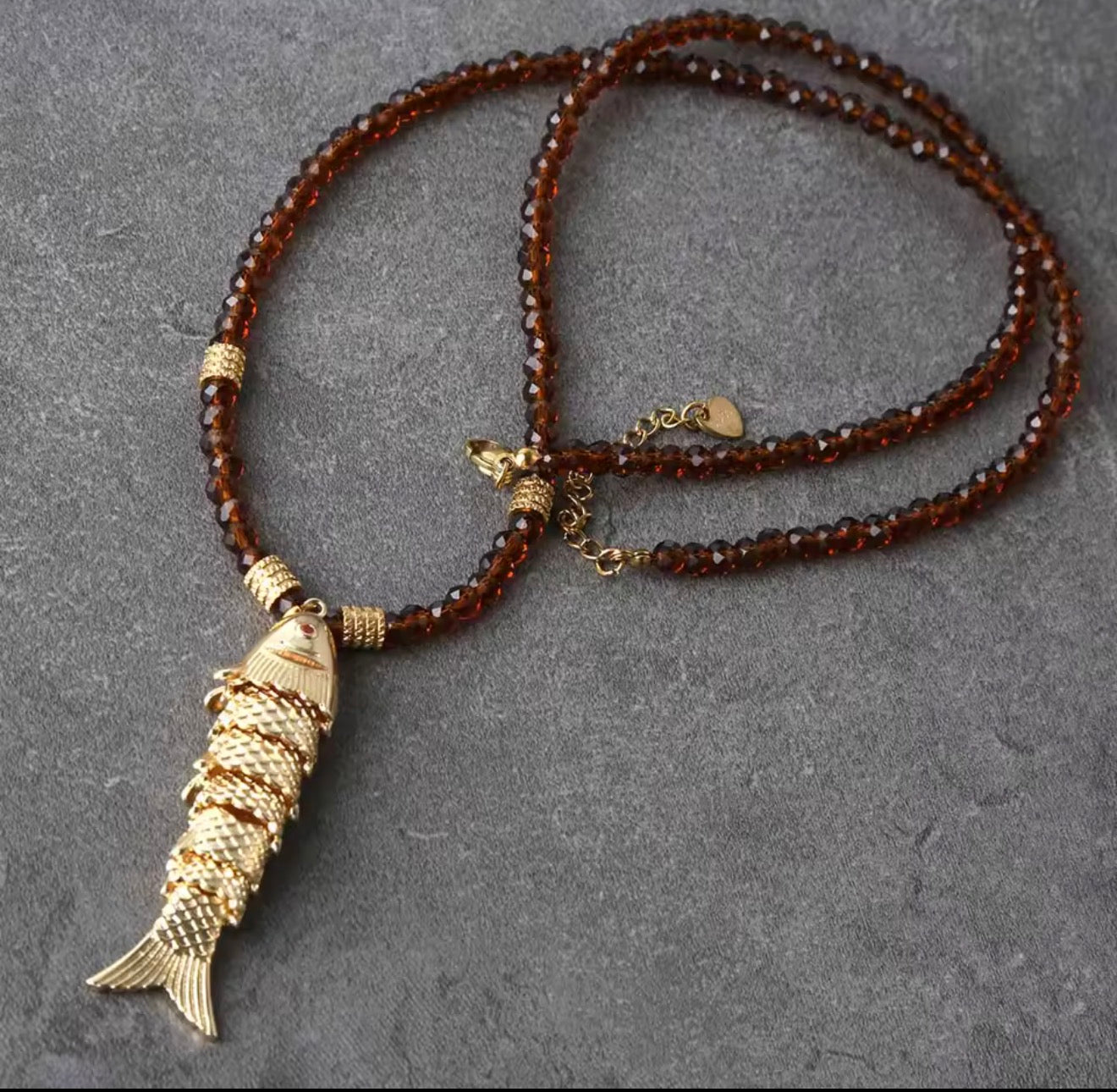 Collar pez piedras