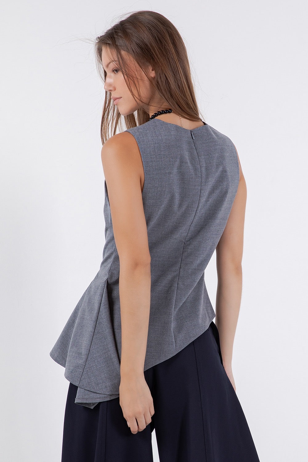 BLUSA GRIS ASIMÉTRICA
