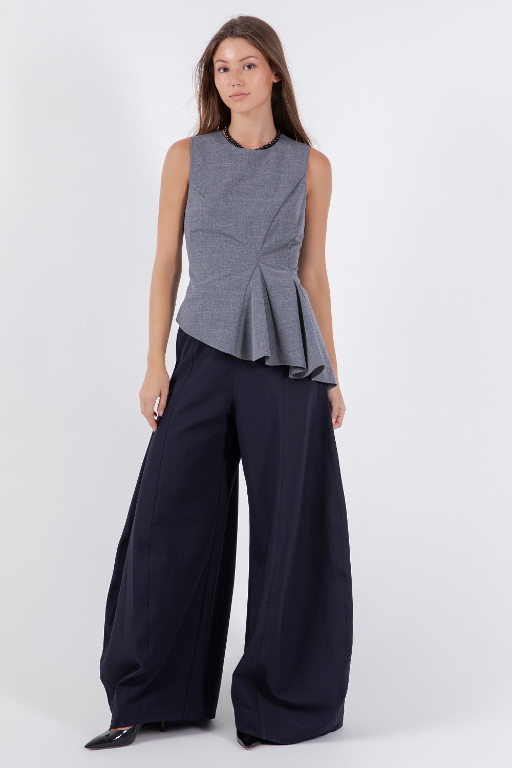 BLUSA GRIS ASIMÉTRICA