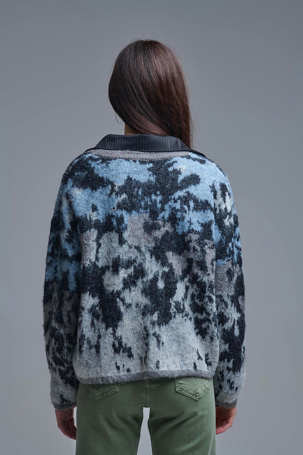 Suéter azul con gris
