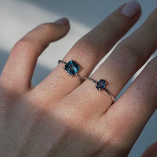 Collection anillo solitario London blue cuadrado