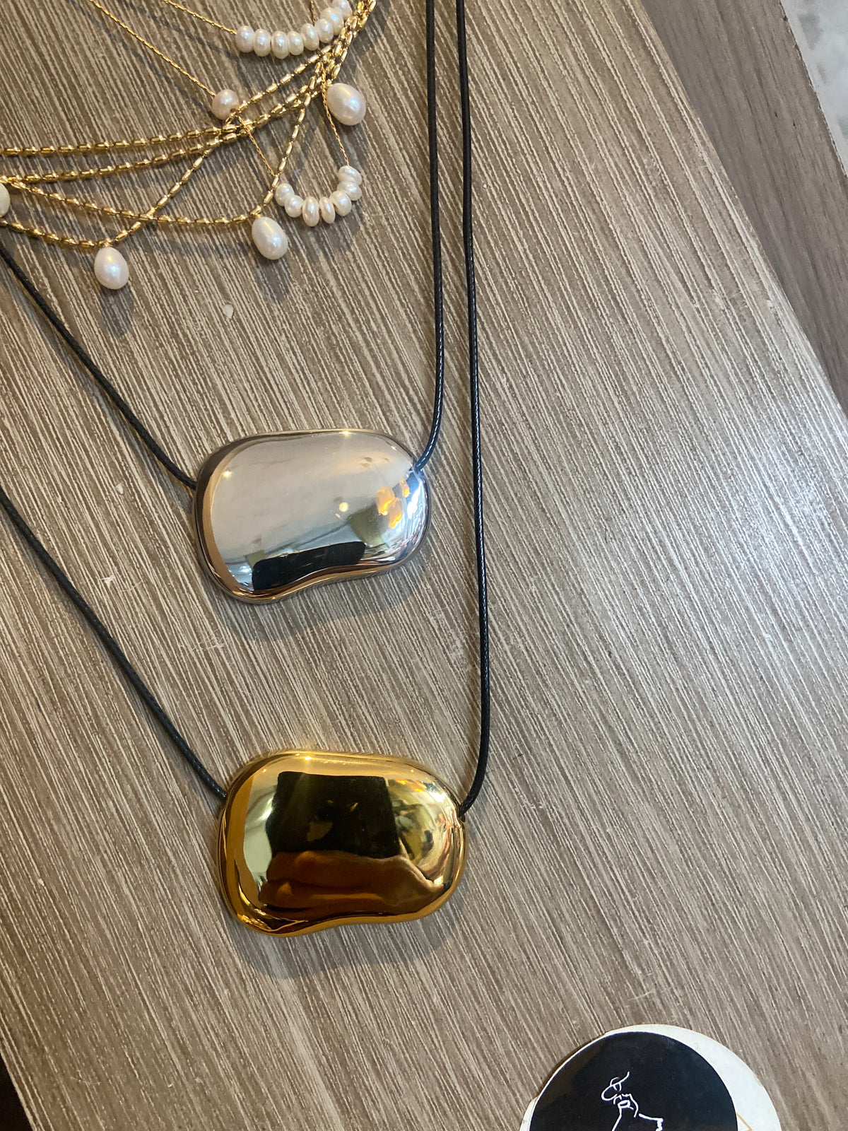COLLAR HILO NEGRO