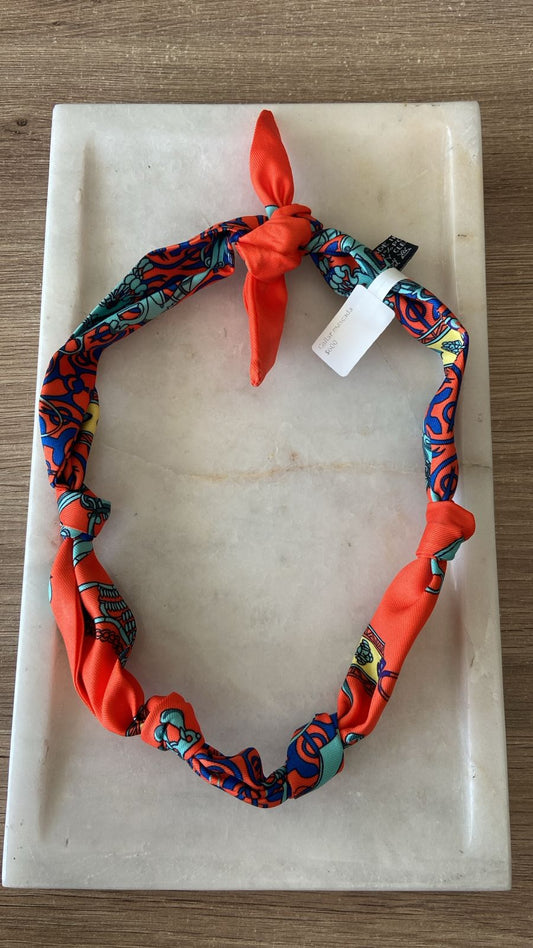 Collar mascada