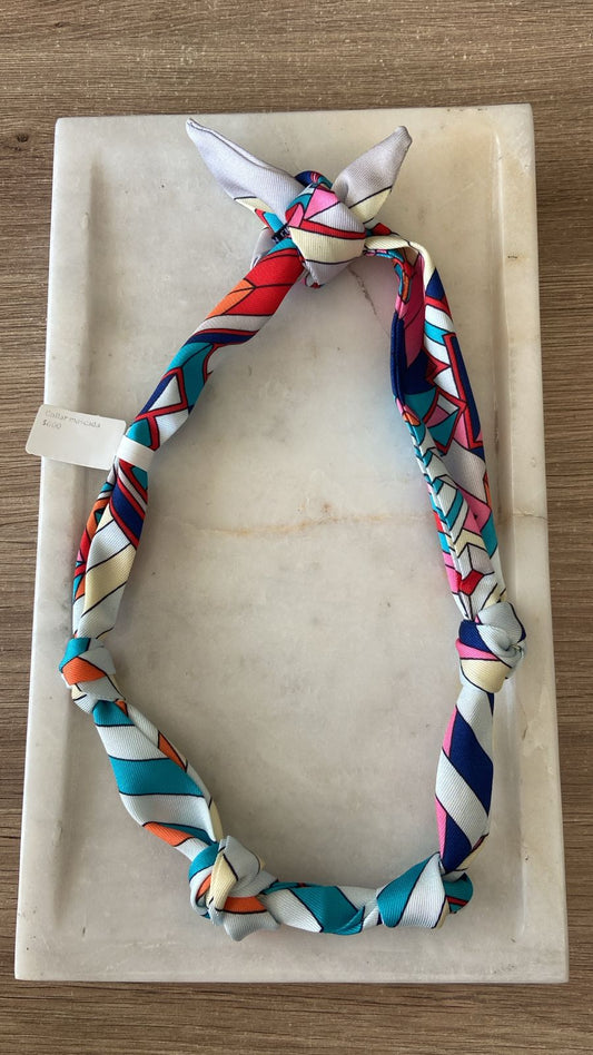 Collar mascada
