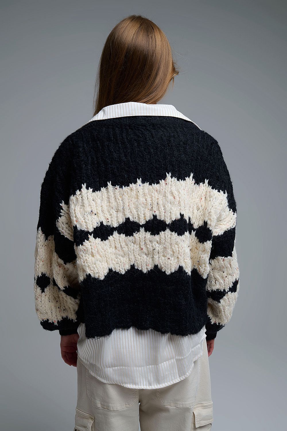 Suéter negro con blanco