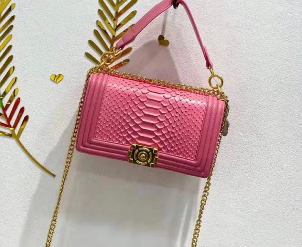 Bolsa rosa con cadena