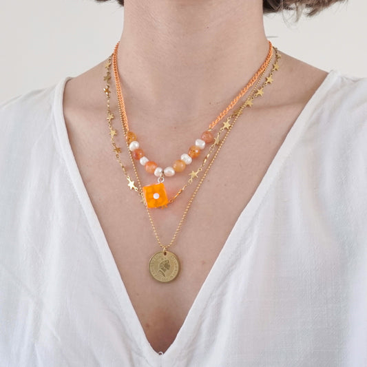 Collar pieza única dado naranja