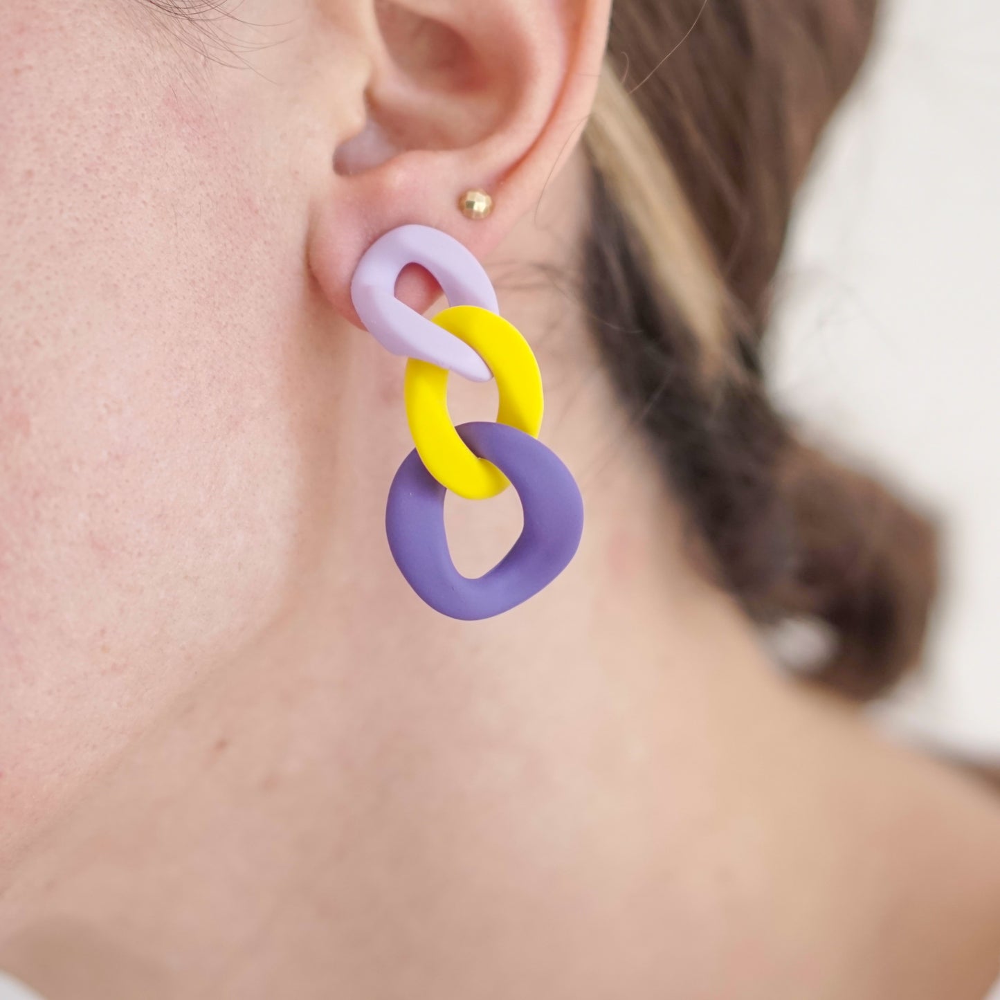 Aretes morado y amarillo