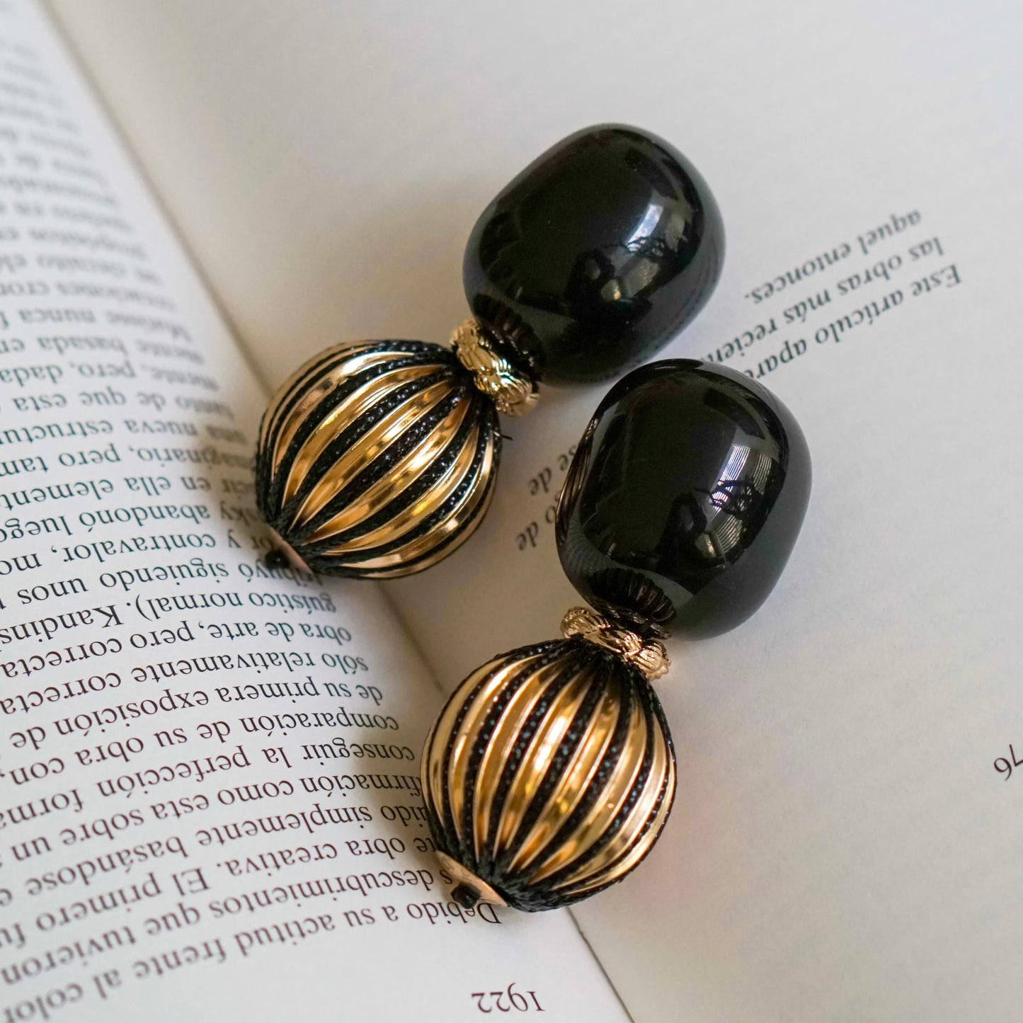 Aretes bola dorado y negro